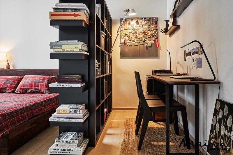 큰 책장을 중심으로 침실과 서재 공간을 나눠 두 가지 역할을 하는 안방. 부부의 공통 관심사인 디자인 서적으로 가득하다