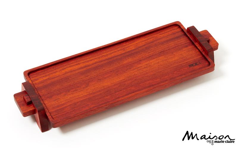  전통 짜임 기법인 방두산지장부 짜임을 응용한 찻상 ‘파덕’은 KCDF에서 판매. 8만원.