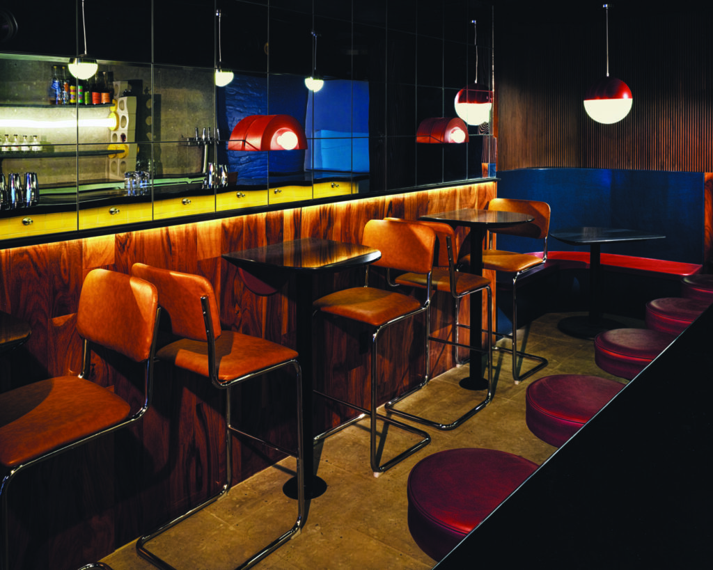 레트로퓨처리즘의 낭만을 담은 바